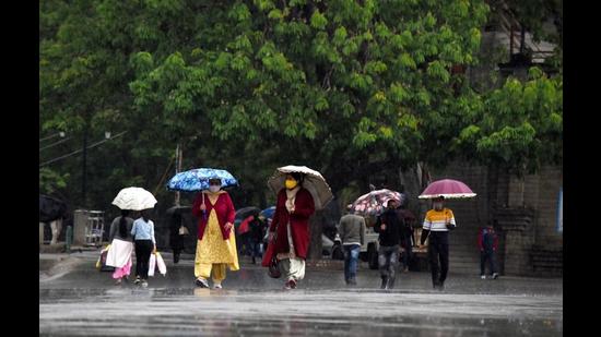 People enjoying the rain in Shimla on Tuesday. Kotkhai and Narkanda in Shimla district recorded 39 and 35 mm of rainfall, respectively. (Deepak Sansta/HT) People enjoying the rain in Shimla on Tuesday. Kotkhai and Narkanda in Shimla district recorded 39 and 35 mm of rainfall, respectively. (Deepak Sansta/HT)