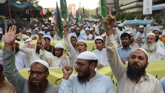 Protesters raising slogans following the Pakistan Supreme Court's decision to acquit Christian woman Asia Bibi of blasphemy, in Karachi on November 3, 2018.