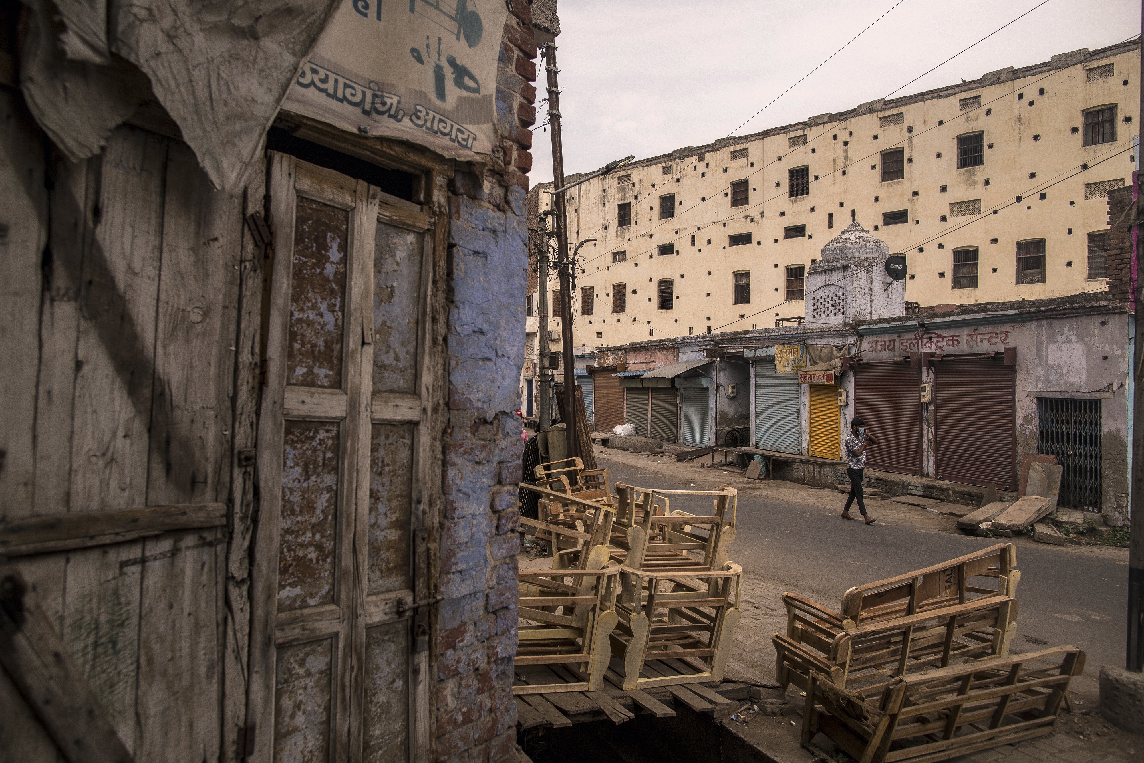 A deserted street during a lockdown in Agra, Uttar Pradesh, India, on Monday, May 3, 2021. India's fierce second wave has overwhelmed the nation's underfunded health system, with infections topping 400,000 cases in a day and hospitals running out of beds, oxygen and medical supplies. Photographer: Anindito Mukherjee/Bloomberg (Bloomberg) A deserted street during a lockdown in Agra, Uttar Pradesh, India, on Monday, May 3, 2021. India's fierce second wave has overwhelmed the nation's underfunded health system, with infections topping 400,000 cases in a day and hospitals running out of beds, oxygen and medical supplies. Photographer: Anindito Mukherjee/Bloomberg (Bloomberg)