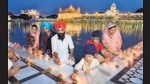 Devotees lighting diyas on the occasion of 400th birth anniversary of Guru Teg Bahadur at Golden Temple in Amritsar on May 1. (sameer sehgal/ht) Devotees lighting diyas on the occasion of 400th birth anniversary of Guru Teg Bahadur at Golden Temple in Amritsar on May 1. (sameer sehgal/ht)