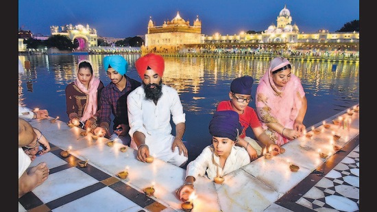 Devotees lighting diyas on the occasion of 400th birth anniversary of Guru Teg Bahadur at Golden Temple in Amritsar on May 1. (sameer sehgal/ht) Devotees lighting diyas on the occasion of 400th birth anniversary of Guru Teg Bahadur at Golden Temple in Amritsar on May 1. (sameer sehgal/ht)
