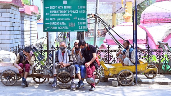 Daily wage labourers during a Covid-19 induced lockdown in Mandi, Himachal Pradesh on May 1. Meanwhile, Himachal Pradesh and Uttarakhand expect to start Phase 3 of India’s vaccination drive later this week.(Birbal Sharma / HT Photo)