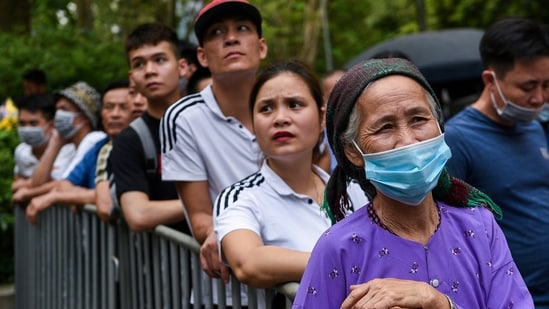 Two weeks ago, Vietnamese people attended a festival at Hung Kings temple in a massive gathering, after coronavirus disease (Covid-19) restrictions were lifted in the Phu Tho province. (File Photo / REUTERS)