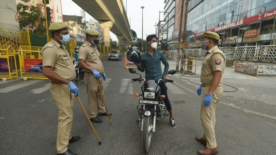 Police personnel screening commuters during curfew imposed to curb the spread of coronavirus disease (Covid-19), in Noida. (Photo by Sunil Ghosh / Hindustan Times)