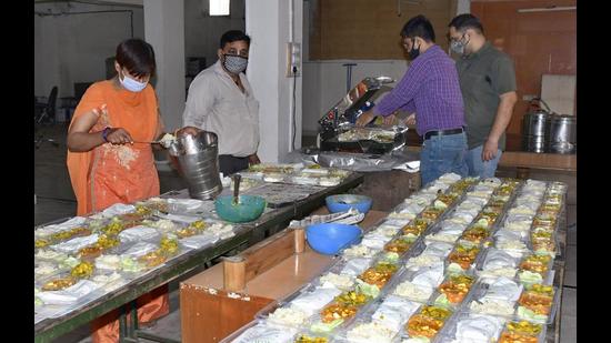 Volunteers preparing meals for Covid patients at ISKCON temple in Civil Lines. (Gurpreet Singh/HT)