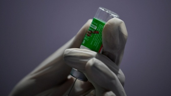 A health worker draws a syringe from a Covishield vial, at BKC Jumbo vaccination centre in Mumbai on May 2. The Bihar government on May 3 placed an order for 1.18 million doses of Covishield and 412,000 doses of Covaxin before starting inoculation for roughly 55 million people between 18 and 44 years of age, an official told HT.(Indranil Mukherjee / AFP)