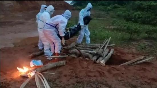 The group called Robinhood Army, which included Nizamuddin, Kabir Ahmed, Salim, and Ali, came forward to help around 3am on Tuesday. (HT photo) The group called Robinhood Army, which included Nizamuddin, Kabir Ahmed, Salim, and Ali, came forward to help around 3am on Tuesday. (HT photo)