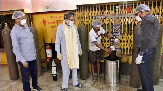 Bihar Covid crisis: Mahavir Temple Trust members refill oxygen cylinders for free near Patna Junction.