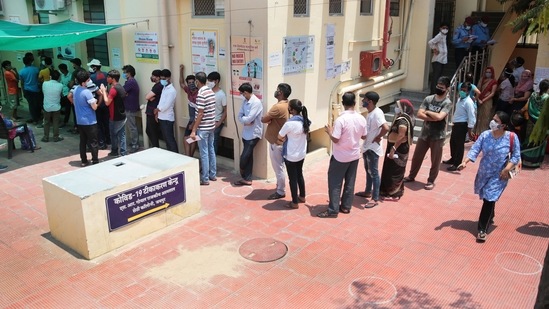 People queued to be vacinated against Covid-19 at a government hospital in Jaipur on May 1. According to government data from Rajasthan, vaccination slowed from 297,000 doses on April 20 to 225,000 doses on May 3, including people in 18-44 age group whose vaccination started from May 1.(Himanshu Vyas / HT Photo)