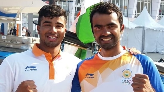 Indian sailors Varun Thakkar (R) and KC Ganapathy (L) (Twitter)