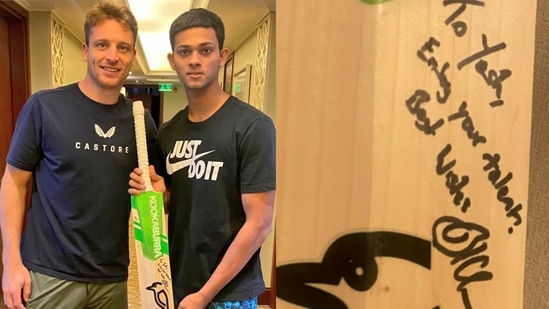 Jos Buttler (left) and Yashasvi Jaiswal pose with the special gift before the Englishman's departure after IPL 2021 suspension.(Twitter/Rajasthan Royals) Jos Buttler (left) and Yashasvi Jaiswal pose with the special gift before the Englishman's departure after IPL 2021 suspension.(Twitter/Rajasthan Royals)