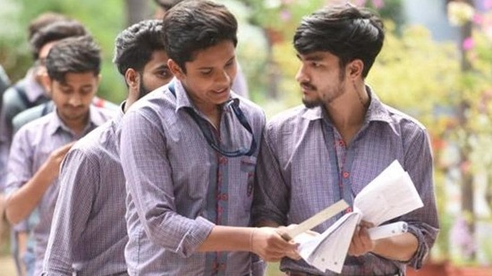 Last week, CBSE issued a notification asking schools to evaluate Class 10 students on the basis of their internal assessments and tests(Sanchit Khanna/HT PHOTO) Last week, CBSE issued a notification asking schools to evaluate Class 10 students on the basis of their internal assessments and tests(Sanchit Khanna/HT PHOTO)