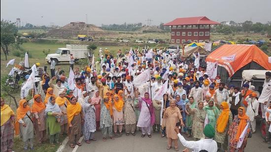 Members of the Kisan Mazdoor Sangharsh Committee raising slogans against the Centre before embarking on a march to Delhi on Wednesday to protest against the farm laws. (Sameer Sehgal/HT)