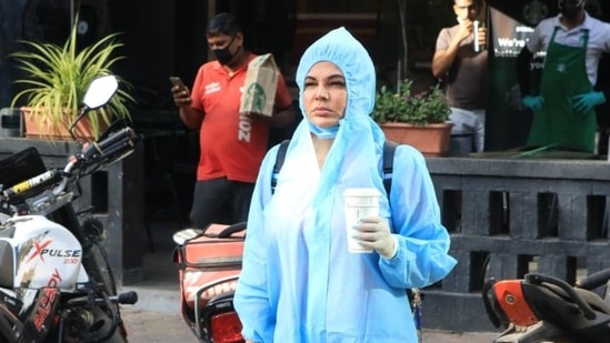 Rakhi Sawant snapped outside Starbucks in Mumbai.(Varinder Chawla) Rakhi Sawant snapped outside Starbucks in Mumbai.(Varinder Chawla)
