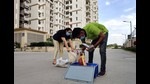 Be it by giving extra tip or a bottle of water, many are doing their bit to help delivery agents (Photo: Yogesh Kumar/HT) Be it by giving extra tip or a bottle of water, many are doing their bit to help delivery agents (Photo: Yogesh Kumar/HT)