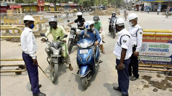 Bihar Police personnel checking vehicles at Kargil Chowk in Patna amid total lockdown imposed to curb the spread of Covid-19. Bihar Police personnel checking vehicles at Kargil Chowk in Patna amid total lockdown imposed to curb the spread of Covid-19.