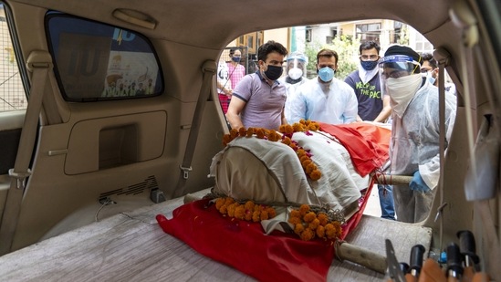 Family members of a deceased Covid-19 patient and voluntary health workers from the United Sikhs' ambulance service place the body in an ambulance in New Delhi on May 4. The World Health Organization (WHO) said in its weekly epidemiological report on May 6 that India accounted for 46% of global cases and 25% of global deaths reported in the past week. (Sumit Dayal / Bloomberg) Family members of a deceased Covid-19 patient and voluntary health workers from the United Sikhs' ambulance service place the body in an ambulance in New Delhi on May 4. The World Health Organization (WHO) said in its weekly epidemiological report on May 6 that India accounted for 46% of global cases and 25% of global deaths reported in the past week. (Sumit Dayal / Bloomberg)