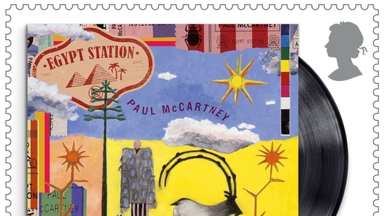 सर पॉल मेकार्टनी के सम्मान में बनाए गए एक रॉयल मेल स्टैम्प का अभी भी उनके स्टूडियो एल्बम का कवर दिखाता है "मिस्र स्टेशन"।  (REUTERS के माध्यम से)