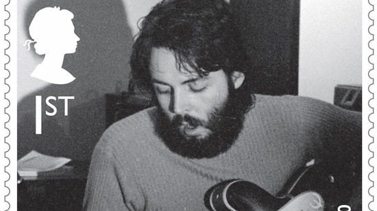 अभी भी सर पॉल मेकार्टनी के सम्मान में बनाए गए एक रॉयल मेल स्टांप के स्टूडियो में उन्हें काम करते हुए दिखाया गया है "मेकार्टनी" 1970 में एल्बम। (REUTERS के माध्यम से)