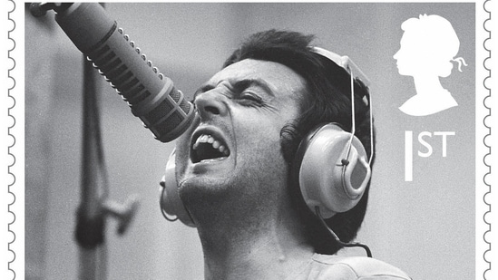 अभी भी सर पॉल मेकार्टनी के सम्मान में बनाए गए एक रॉयल मेल स्टांप के स्टूडियो में उन्हें काम करते हुए दिखाया गया है "राम" 1971 में एल्बम। (REUTERS के माध्यम से)