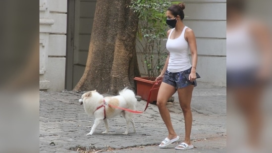 Malaika completed her look with a pair of white slides and a black face mask.(Varinder Chawla)
