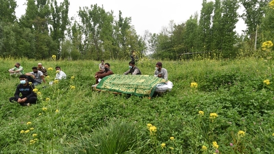 Relatives and neighbours taking part in the funeral of a man who died of Covid-19, at a graveyard on the outskirts of Srinagar on May 4. India's surge in infections has also coincided with a drop in vaccinations due to supply and delivery problems. (Waseem Andrabi / HT Photo) Relatives and neighbours taking part in the funeral of a man who died of Covid-19, at a graveyard on the outskirts of Srinagar on May 4. India's surge in infections has also coincided with a drop in vaccinations due to supply and delivery problems. (Waseem Andrabi / HT Photo)