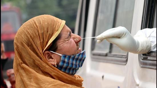 Jammu & Kashmir, May 06 (ANI): A health worker collects swab samples from a woman for rapid antigen COVID-19 test, in the Mobile Testing Facility at Poonch on Thursday. (ANI Photo) (ANI) Jammu & Kashmir, May 06 (ANI): A health worker collects swab samples from a woman for rapid antigen COVID-19 test, in the Mobile Testing Facility at Poonch on Thursday. (ANI Photo) (ANI)