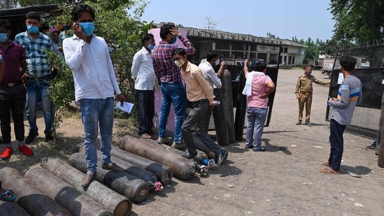 People waiting to refill their cylinders with oxygen for Covid-19 patients in Moradabad.(AFP)