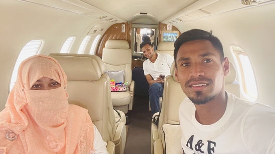 Shakib Al Hasan and Mustafizur Rahman on their way back to Bangladesh(Mustafizur Rahman / Twitter)