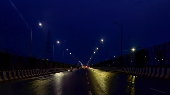 The IMD has forecast that in the next two days the temperatures are expected to hover between 38-39 degrees Celsius. In picture - Light rainfall in New Delhi on Thursday. (PTI) The IMD has forecast that in the next two days the temperatures are expected to hover between 38-39 degrees Celsius. In picture - Light rainfall in New Delhi on Thursday. (PTI)