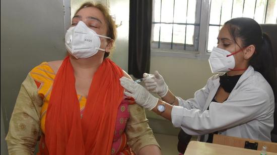 A medical worker prepares to inoculate a woman with Covid vaccine in Amritsar. (HT file) A medical worker prepares to inoculate a woman with Covid vaccine in Amritsar. (HT file)
