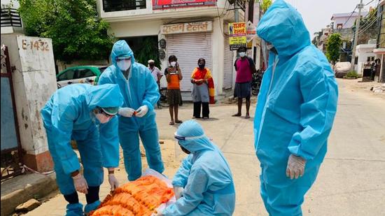 Abhishek and friends are cremating the Covid-19 infected in Lucknow and they don’t charge anything for their selfless service. Abhishek and friends are cremating the Covid-19 infected in Lucknow and they don’t charge anything for their selfless service.