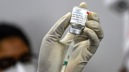 A medic prepares a vial of Covid-19 vaccine.(File Photo)