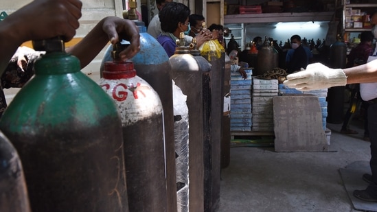 Indian Railways delivered 2,960 MT of liquid oxygen to states since April 19 in 185 tankers. In picture - People waiting at an oxygen cylinder refilling centre in New Delhi.(HT Photo ) Indian Railways delivered 2,960 MT of liquid oxygen to states since April 19 in 185 tankers. In picture - People waiting at an oxygen cylinder refilling centre in New Delhi.(HT Photo )