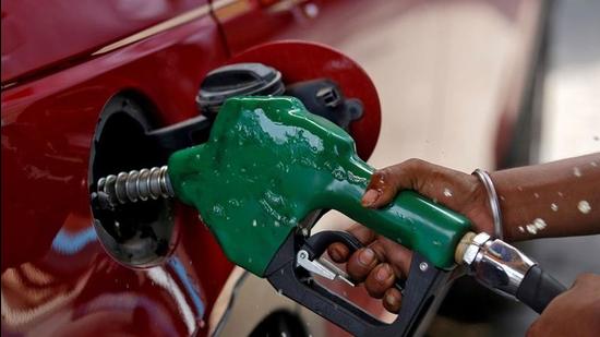 FILE PHOTO: A worker holds a nozzle to pump petrol into a vehicle at a fuel station in Mumbai, India, May 21, 2018. REUTERS/Francis Mascarenhas/File Photo (REUTERS) FILE PHOTO: A worker holds a nozzle to pump petrol into a vehicle at a fuel station in Mumbai, India, May 21, 2018. REUTERS/Francis Mascarenhas/File Photo (REUTERS)