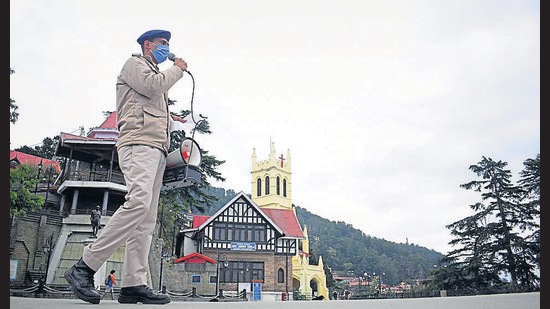 A police personnel making public announcements during curfew in Shimla on Friday. (Deepak Sansta/ HT) A police personnel making public announcements during curfew in Shimla on Friday. (Deepak Sansta/ HT)