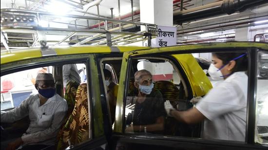 Drive-in vaccination at Mumbai’s multi-level parking in Dadar. (HT file photo)