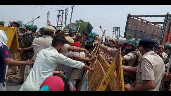 Farmers break barricading put up at Jhanjh Kalan village in Jind on Friday. (Manoj Dhaka/HT) Farmers break barricading put up at Jhanjh Kalan village in Jind on Friday. (Manoj Dhaka/HT)