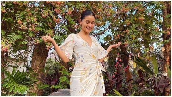 Alia Bhatt in dress worth <span class='webrupee'>₹</span>4.5k(Instagram/summersomewhereshop)