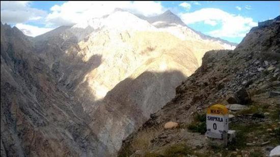 Himachal Pradesh shares a 260-km border with China in Kinnaur and Lahaul and Spiti districts. Of the total border length, 140km is in Kinnaur district, while 80km falls in Lahaul and Spiti district. (HT file photo)