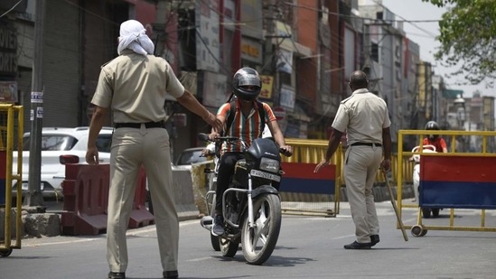 Kerala recorded 42,464 new infections on Thursday, the highest since the outbreak hit the state last year. In picture - Police and commuters during a weekend lockdown in Kerala. (HT Photo) Kerala recorded 42,464 new infections on Thursday, the highest since the outbreak hit the state last year. In picture - Police and commuters during a weekend lockdown in Kerala. (HT Photo)