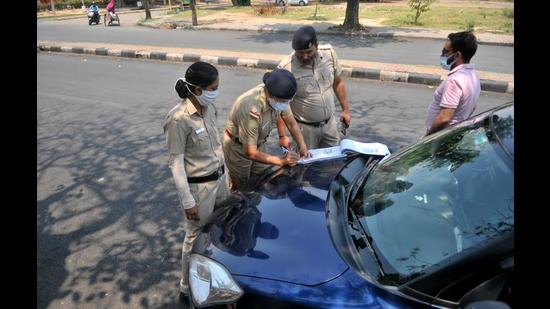 Police challaning commuters for not following Covid protocols at Sector 34 in Chandigarh on Friday. (Ravi Kumar/HT) Police challaning commuters for not following Covid protocols at Sector 34 in Chandigarh on Friday. (Ravi Kumar/HT)