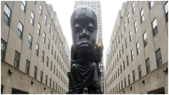 Huge new 'Oracle' greets Rockefeller Center visitors in New York(Reuters)