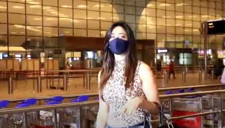 Shweta Tiwari poses for camera at the Mumbai airport. (Varinder Chawla)
