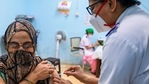 A health worker inoculates a woman with a dose of Covishield Covid-19 coronavirus vaccine at a vaccination centre in Mumbai.(AFP) A health worker inoculates a woman with a dose of Covishield Covid-19 coronavirus vaccine at a vaccination centre in Mumbai.(AFP)
