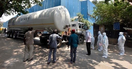 An oxygen tanker arrives to replenish stocks at the LNJP Hospital, in New Delhi. (Sanjeev Verma/ Hindustan Times) An oxygen tanker arrives to replenish stocks at the LNJP Hospital, in New Delhi. (Sanjeev Verma/ Hindustan Times)