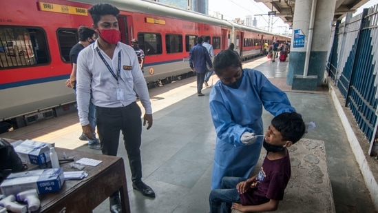 Mumbai too saw a dip in the number of new cases, as it recorded 2,664 Covid-19 infections on Saturday, as compared to the 3,040 recorded on Friday. (Photo by Pratik Chorge/Hindustan Times)(Pratik Chorge/HT PHOTO)