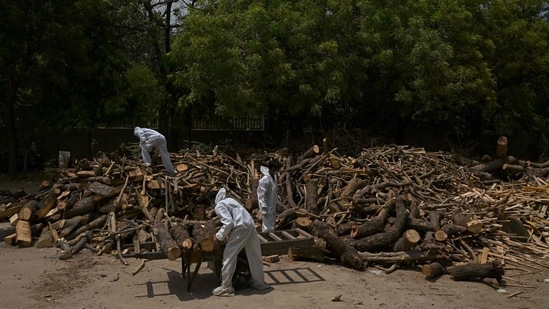 Relatives collecting firewood for the cremation of a person who died of coronavirus disease (Covid-19), at a cremation ground in New Delhi, on May 4. The IHME is an independent health research organization that provides comparable measurement of the world's health problems and has been cited in the past by the White House and its reports are watched closely by public health officials.(Tauseef Mustafa / AFP)