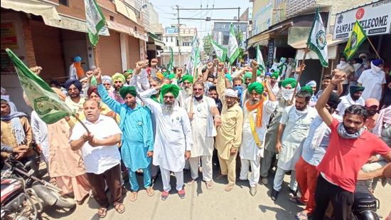 Members of the Bhartiya Kisan Union (Sidhupur faction) protesting against the Punjab government for imposing a weekend lockdown to check the spread of Covid-19 at Goniana Mandi in Bathinda district on Saturday. (Saneev Kumar/HT)