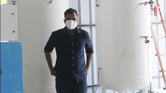 Prof Joginder teaches electronics at Gateway College of Education. (HT Photo) Prof Joginder teaches electronics at Gateway College of Education. (HT Photo)